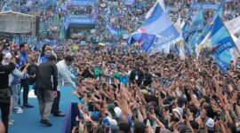 Calon presiden nomor urut 2, Prabowo Subianto, berjoget bersama Denny Cak Nan di Lapangan Gajayana, Malang, Jawa Timur. (Dok. TKN Prabowo - Gibran)