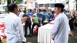 Presiden Jokowi menyaksikan penyerahan bantuan paket sembako bagi masyarakat di sekitar Kompleks Istana Kepresidenan Bogor. (Dok. Setkab.go.id)