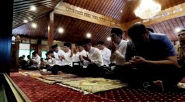 Menteri Pertahanan dan presiden terpilih 2024-2029 Prabowo Subianto melaksanakan ibadah salat Idul Fitri 1445 H di Masjid Nurul Wathon. (Dok. Tim Media Prabowo)