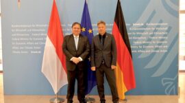 Menteri Koordinator Bidang Perekonomian Airlangga Hartarto dan Wakil Kanselir dan Menteri Ekonomi dan Aksi Iklim Republik Federal Jerman Y.M. Robert Habeck melakukan pertemuan bilateral di Berlin Jerman. (Dok. Ekon.go.id)
