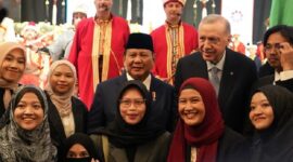 Presiden Prabowo Subianto bersama Presiden Turki Recep Tayyip Erdogan menyapa para pelajar Indonesia di Turki. (Dok. Tim Media Prabowo)