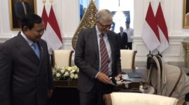 Momen Bill Gates Beri Hadiah untuk Bobby Kertanegara. (Dok. Tim Media Prabowo)