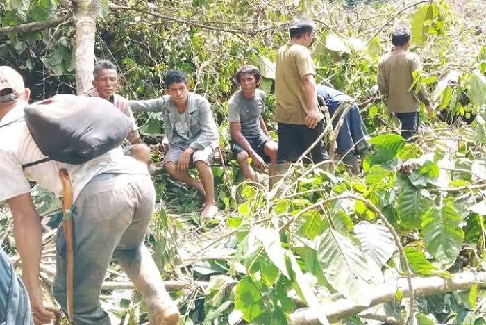 Tim BPBD dan warga evakuasi barang dari rumah rusak akibat angin kencang dan longsor di Sulawesi. (Dok. BNPB)