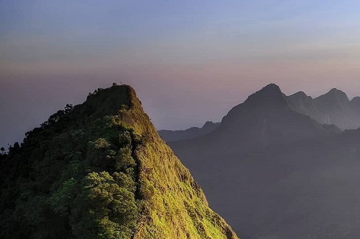 Basarnas mengevakuasi jenazah pendaki wanita dari jurang Gunung Natas Angin sedalam 180 meter di Kudus. (Instagram.com @ahmadsaidasari_)