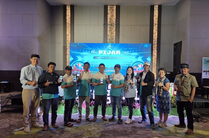 Momen pembagian poin loyalitas SETIA bikin petani tersenyum—solusi praktis selain hemat, juga aman. (Dok. Syngenta Indonesia)