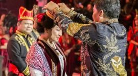 Angelica Tengker menerima Pataka KKK dari Theo L. Sambuaga, simbol sah kepemimpinan budaya dan harmoni baru diaspora Minahasa. (Instagram.com @vidiwowor)